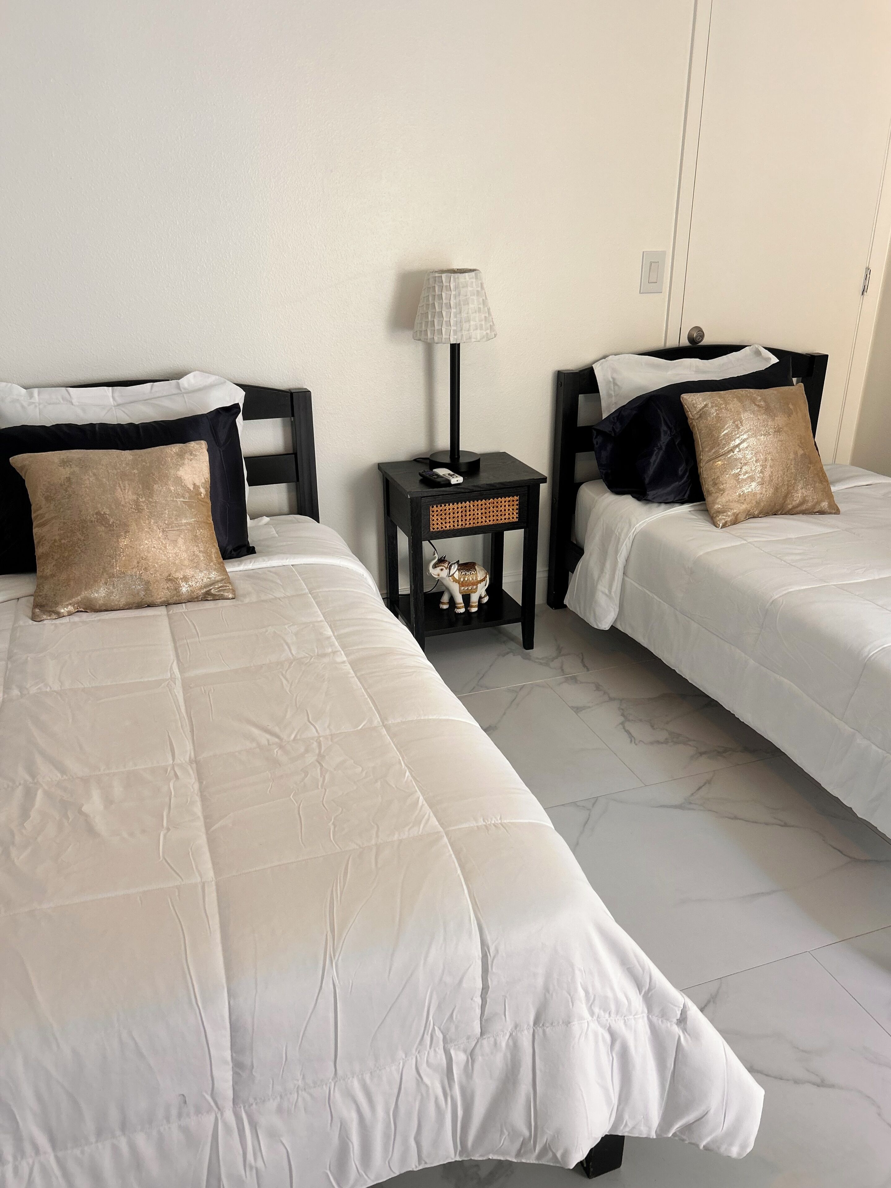 Iron/ironing board, WiFi, bed sheets