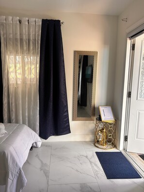 Iron/ironing board, WiFi, bed sheets - Maison Privé- Signature Coastal Suite • Curated Stay Near Beach (Sarasota)