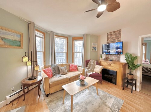 King Bed Apt in Bridgewater near River and Trails