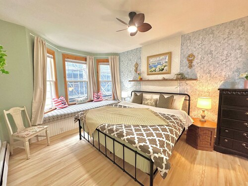 King Bed Apt in Bridgewater near River and Trails