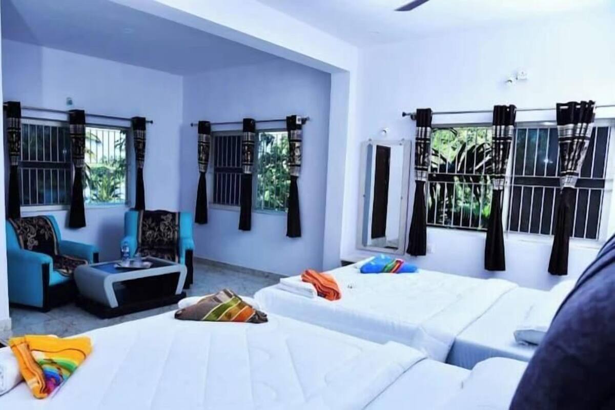 Habitación cuádruple, vistas a la piscina | Wifi gratis y ropa de cama