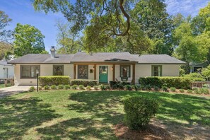 Exterior - Escape to Oak's End Haven, sleeps 8 near the Village (St Simons Island)