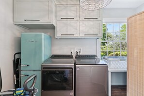 Fridge, microwave, oven, stovetop - Escape to Oak's End Haven, sleeps 8 near the Village (St Simons Island)