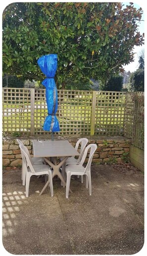 Outdoor dining - Charming seaside studio - private parking (Arzon)