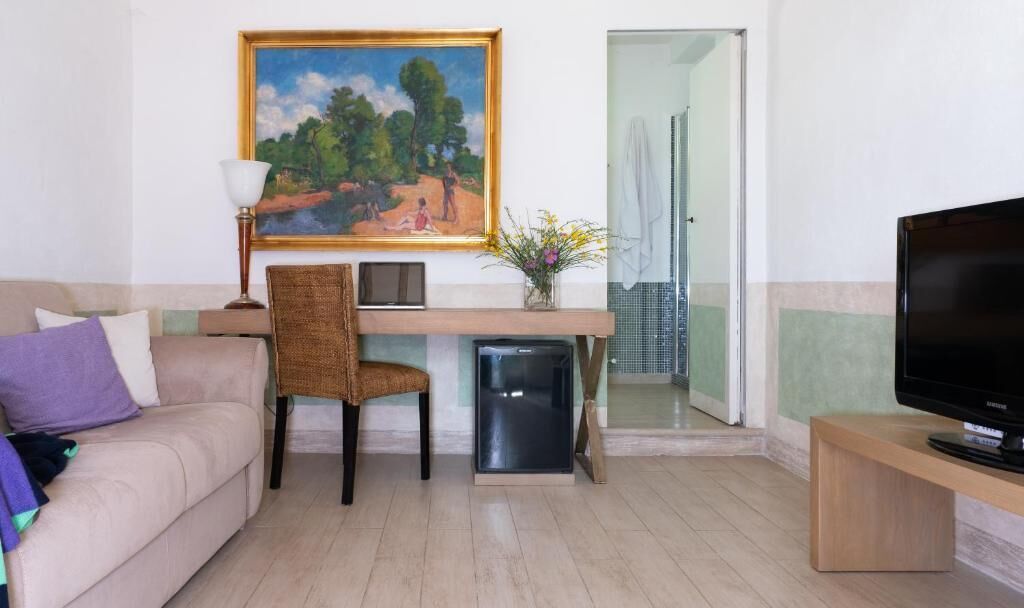 Suite, Balcony, Garden View | Living area