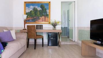 Suite, Balcony, Garden View | Living area