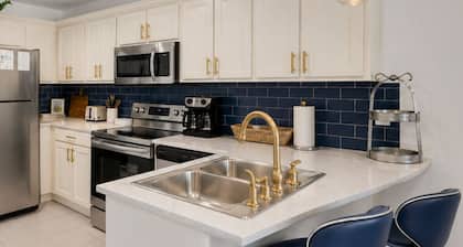 Seagrove condo walking 5 min walk to the beach king bed