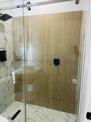 Hair dryer, towels, soap, toilet paper - Beautiful gem with amazing view on the riverside (Windsor)