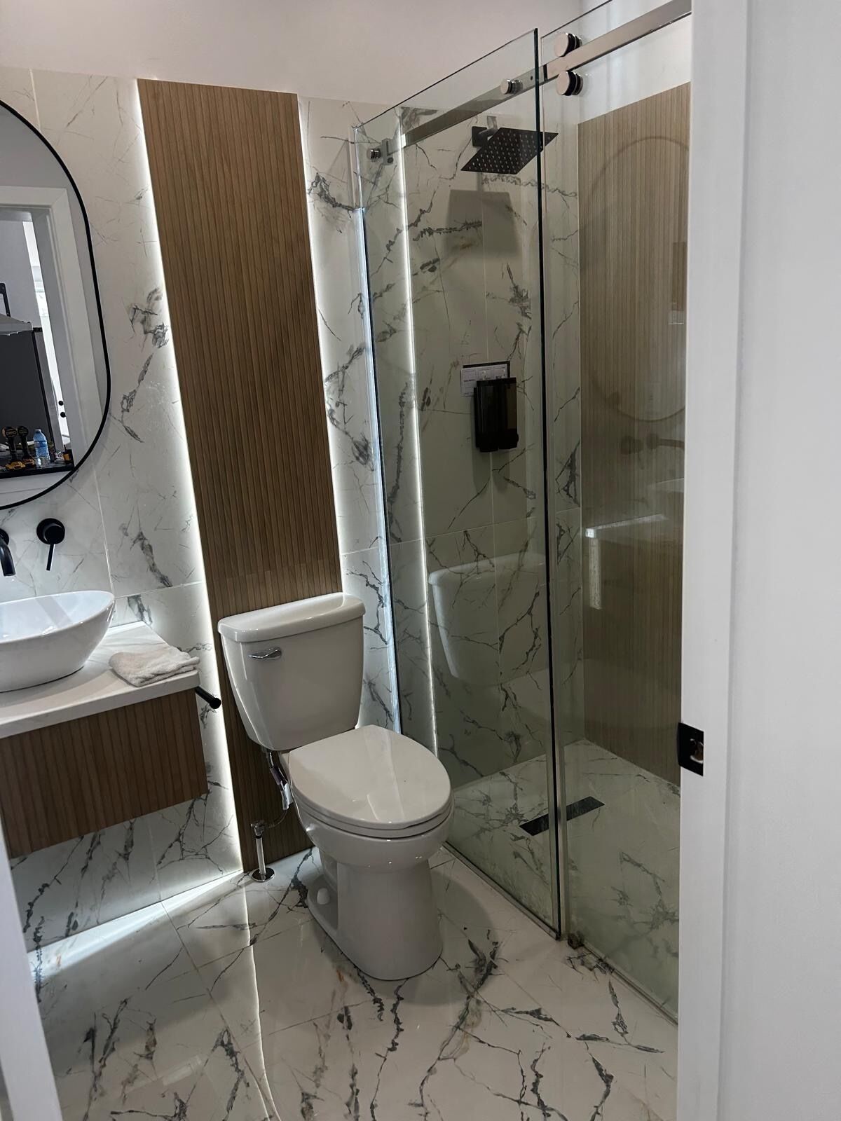 Hårtørrer, håndklæder, Sæbe, Toiletpapir
