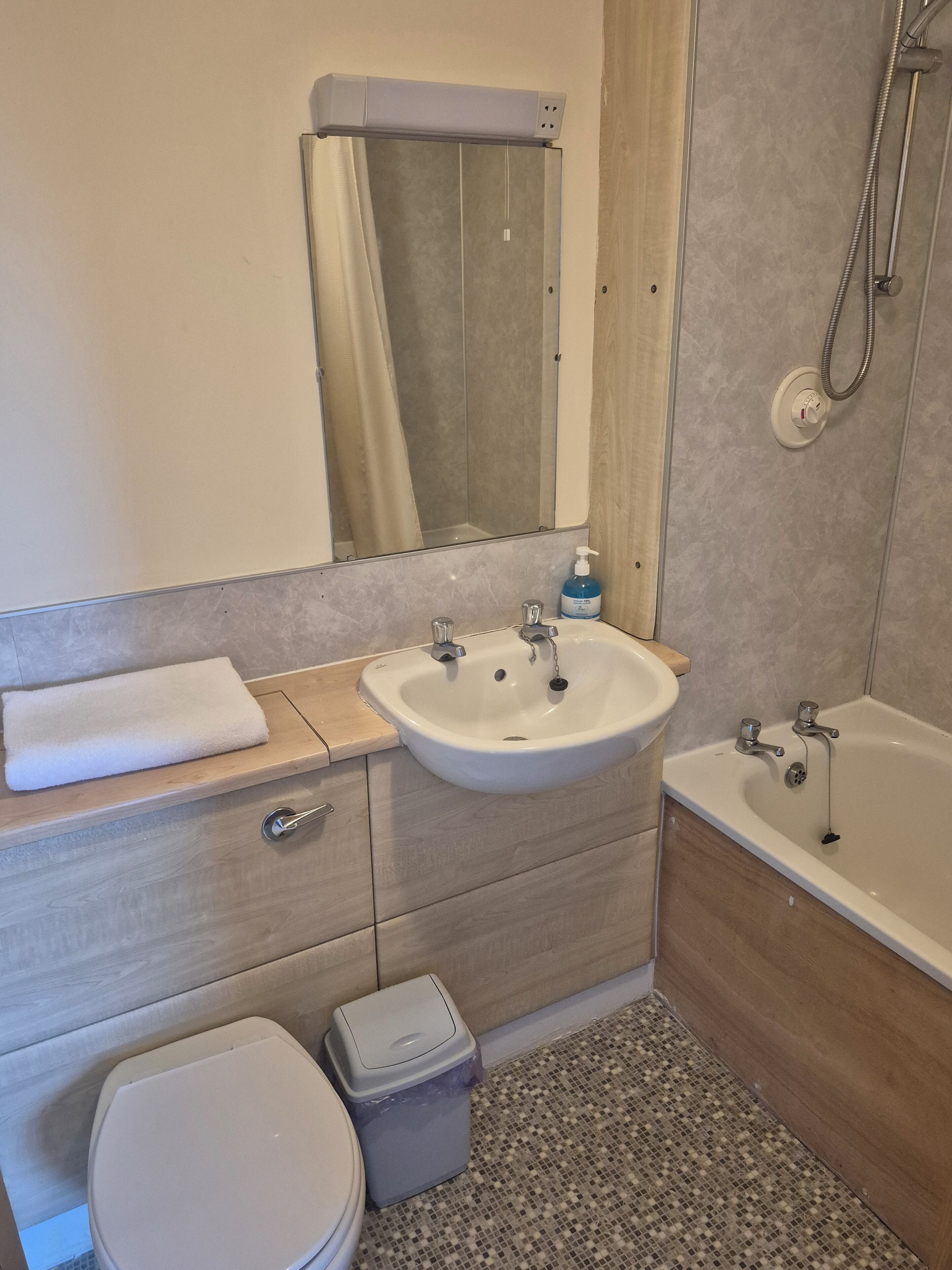 Basic Double Room | Bathroom