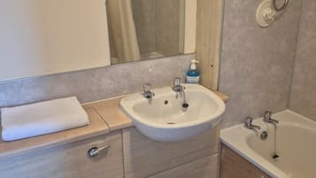 Basic Double Room | Bathroom