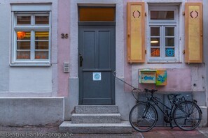 Exterior detail - Ideal starting point to experience Heidelberg (and yourself). (Heidelberg)