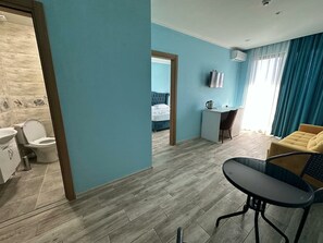 Suite clásica, balcón | Zona de estar