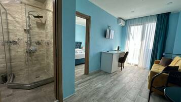 Classic Suite, Balcony | Desk
