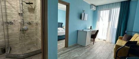 Classic Suite, Balcony | Desk
