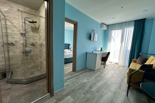 Classic Suite, Balcony | Desk