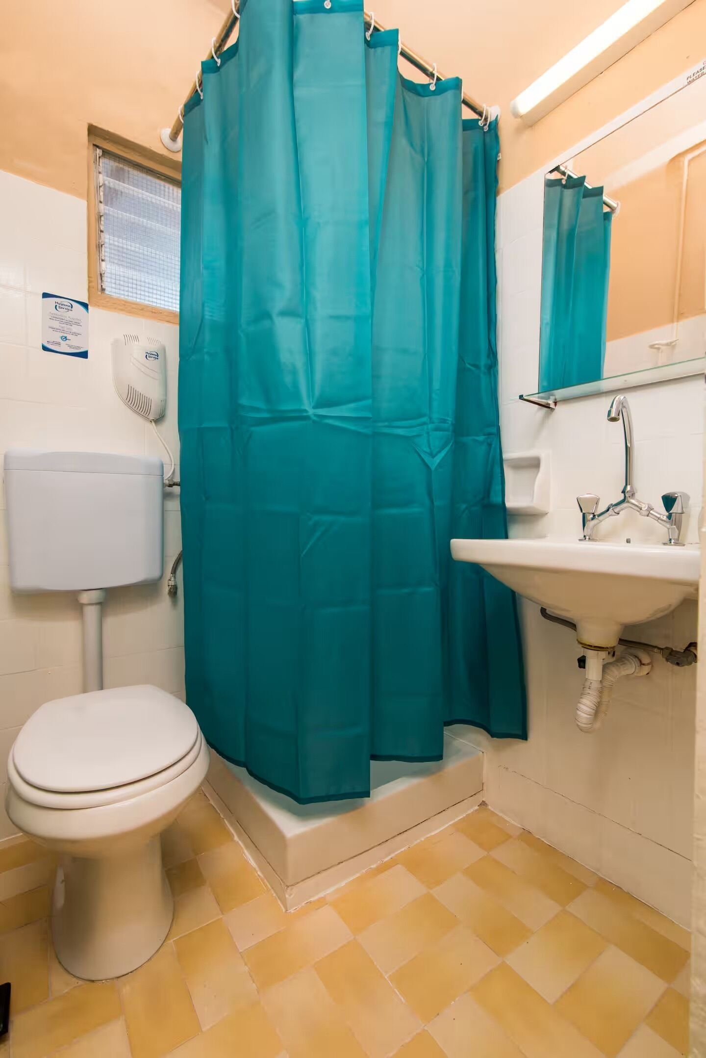 Een haardroger, handdoeken, zeep, toiletpapier