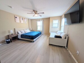 Room - 3 BR South Austin House / Close to Downtown, UT and Airport / 5 beds / Sleeps 9 (Austin)