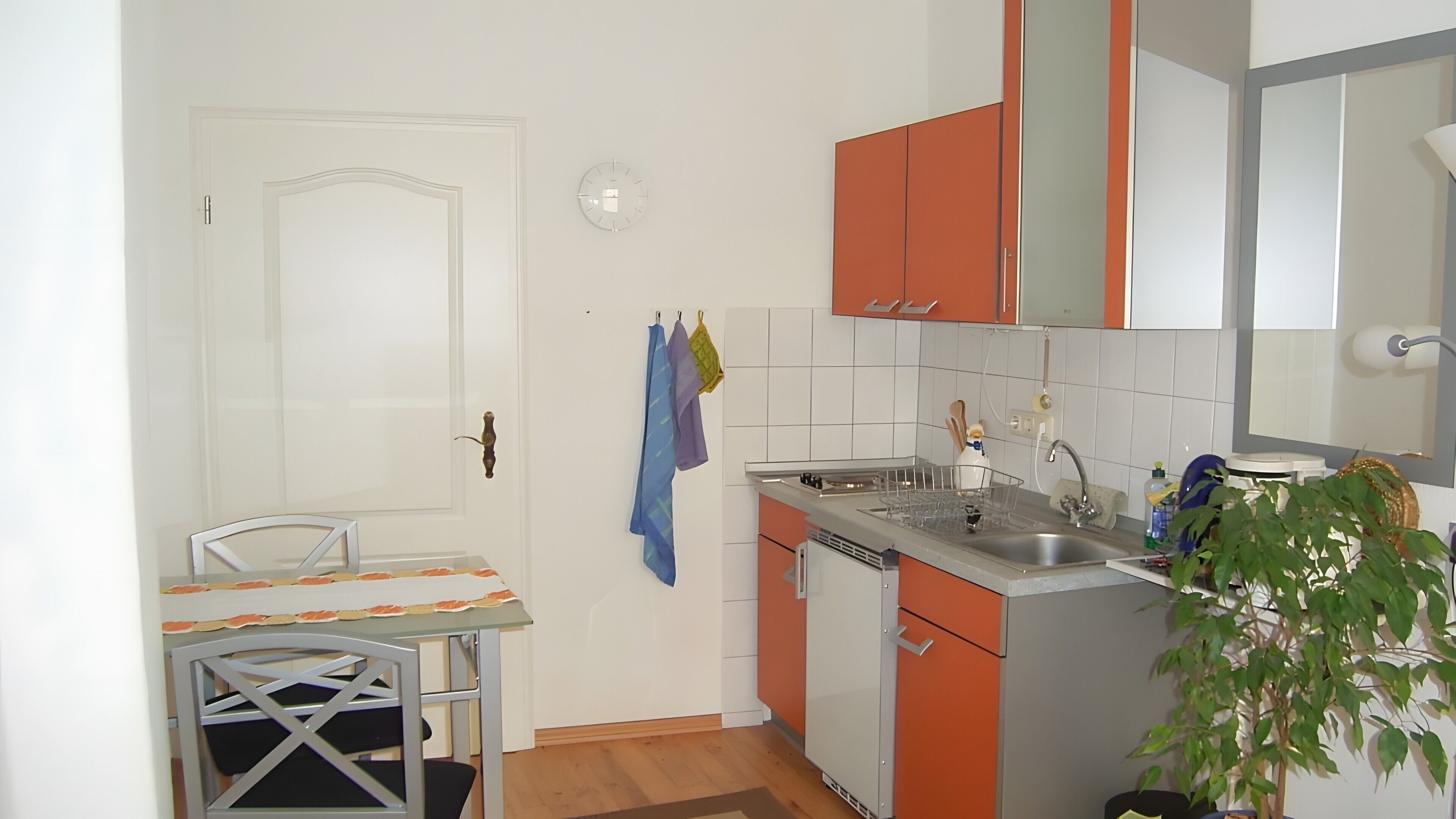 Kühlschrank, Ofen, Herdplatte, Wasserkocher mit Kaffee-/Teezubehör