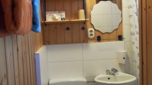 Shower, hair dryer, towels - Ground-Floor Apartment for 2 Guests (26 m²) in Wismar (Wismar)