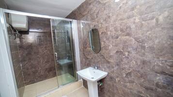Serviettes fournies, papier toilette