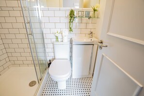 Shower, hair dryer, towels, soap - Bright Studio | Walk to City | Washer & Dryer (Dublin)