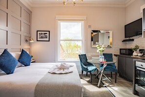 1 bedroom, iron/ironing board, WiFi, bed sheets - Bright Studio | Walk to City | Washer & Dryer (Dublin)