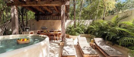 Outdoor spa tub