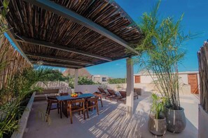 Outdoor dining - Elegant 3BR Penthouse – Rooftop Pool & Jungle View (Tulum)