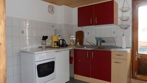 Réfrigérateur, four, plaque de cuisson, cafetière/bouilloire