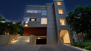 Een modern meerlaags gebouw met een zichtbaar bord waarop 'Towhouse' staat.