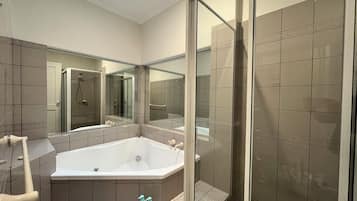 Douche, baignoire Ă jets, sĂšche-cheveux, serviettes fournies