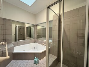 Dusche, Whirlpool, Haartrockner, Handtücher