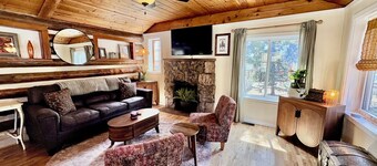 Cozy 1-bedroom cabin with mountain views and walkable location. [STR Lic 341658]