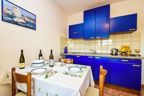 Private kitchen - Beautiful apartment 38m² on the second floor large balcony with sea view. (Vodice)