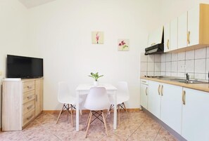 Dining - Beautiful apartment 38m² on the second floor large balcony with sea view. (Vodice)