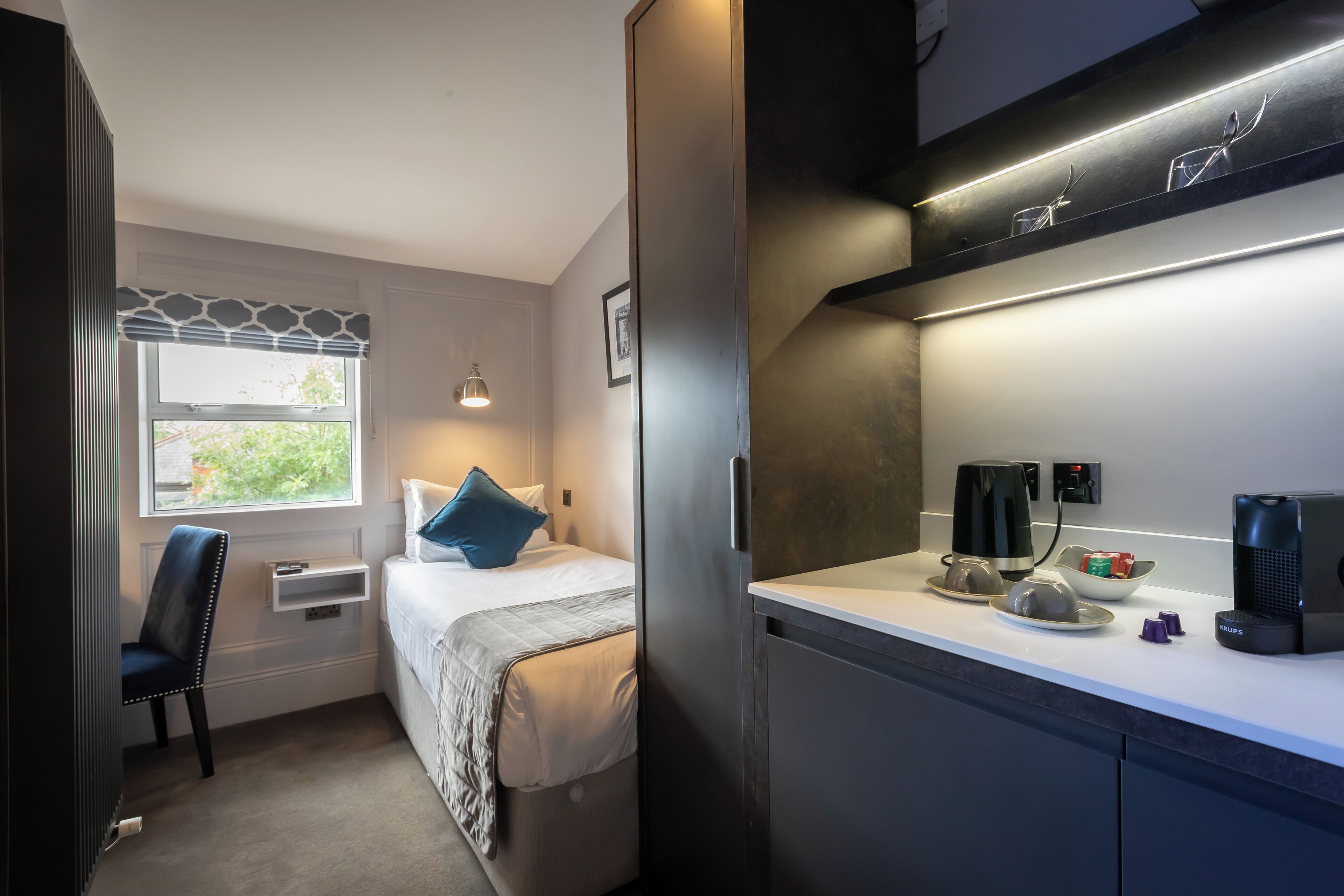 1 habitación, tabla de planchar con plancha y cuna de viaje 