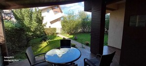 Terrace/patio - Spacious 8 rooms villa with terrace+garden just 5min drive to center and airport (Iași)