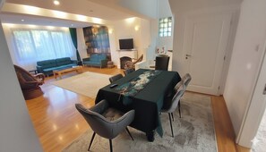 Interior - Spacious 8 rooms villa with terrace+garden just 5min drive to center and airport (Iași)