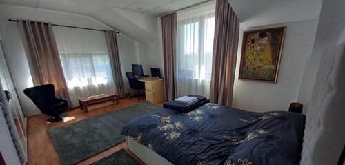 Spacious 8 rooms villa with terrace+garden just 5min drive to center and airport