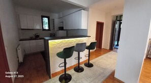 Private kitchen - Spacious 8 rooms villa with terrace+garden just 5min drive to center and airport (Iași)