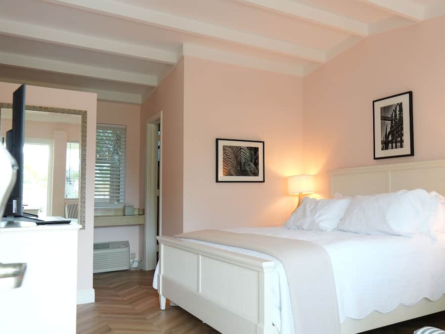 Deluxe Double Room | Iron/ironing board, free WiFi