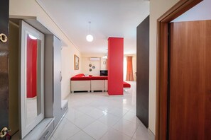 Un interior moderno con cocina, comedor y sala de estar.