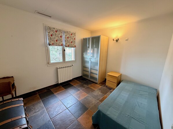4 slaapkamers, een strijkplank/strijkijzer, gratis wifi, beddengoed