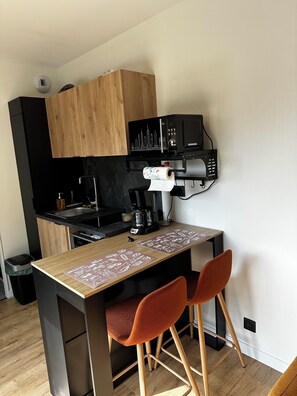 Private kitchen - LILIKAZ Bungalow the cosy nest. (Saint-Laurent-de-la-Prée)