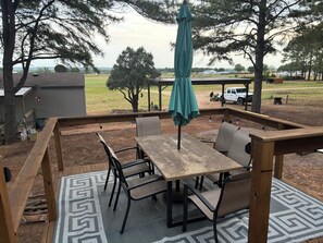 Outdoor dining - 4-bedroom mobile home in peaceful Kingston with AC comfort close to the lake (Kingston)
