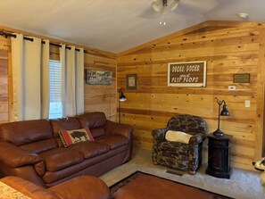 Living area - 4-bedroom mobile home in peaceful Kingston with AC comfort close to the lake (Kingston)