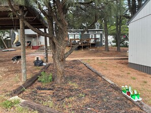 Property grounds - 4-bedroom mobile home in peaceful Kingston with AC comfort close to the lake (Kingston)