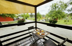 Bungalow, uitzicht op tuin | Buiten dineren