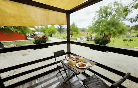 Bungalow, Garden View | Outdoor dining. Feudo Mallav b&b Noto